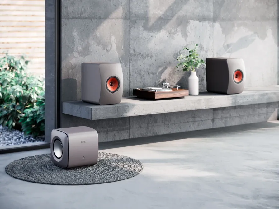 KEF KC62 放置於客廳地板，搭配書架喇叭與黑膠唱盤