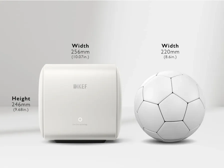 KEF KC62 與足球尺寸比較，寬 256mm、高 246mm