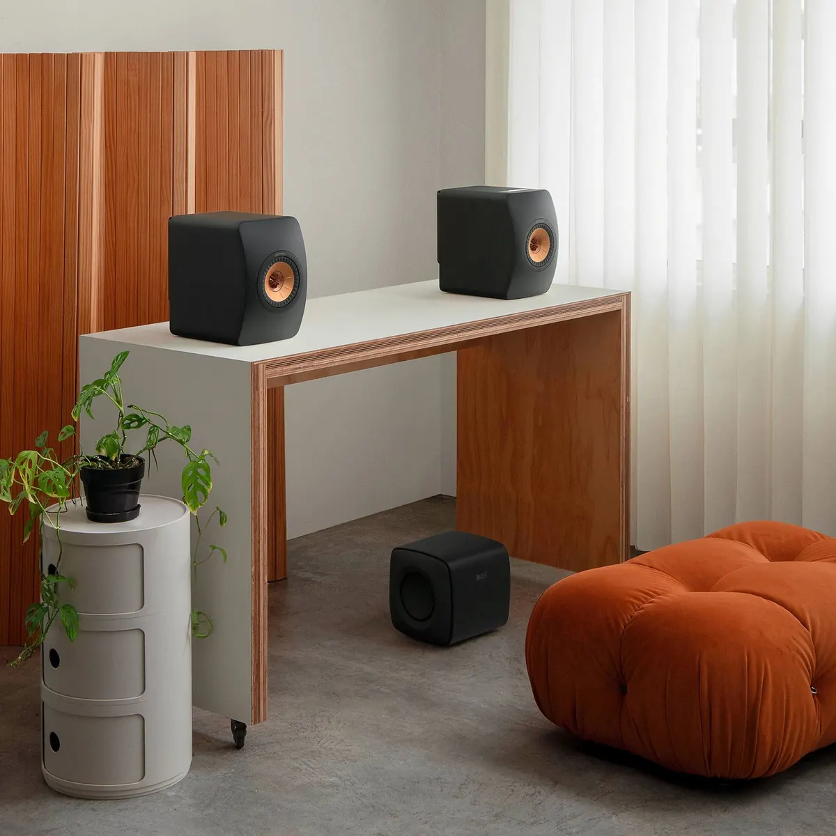 KEF KC62 碳黑色 擺放於書房桌下