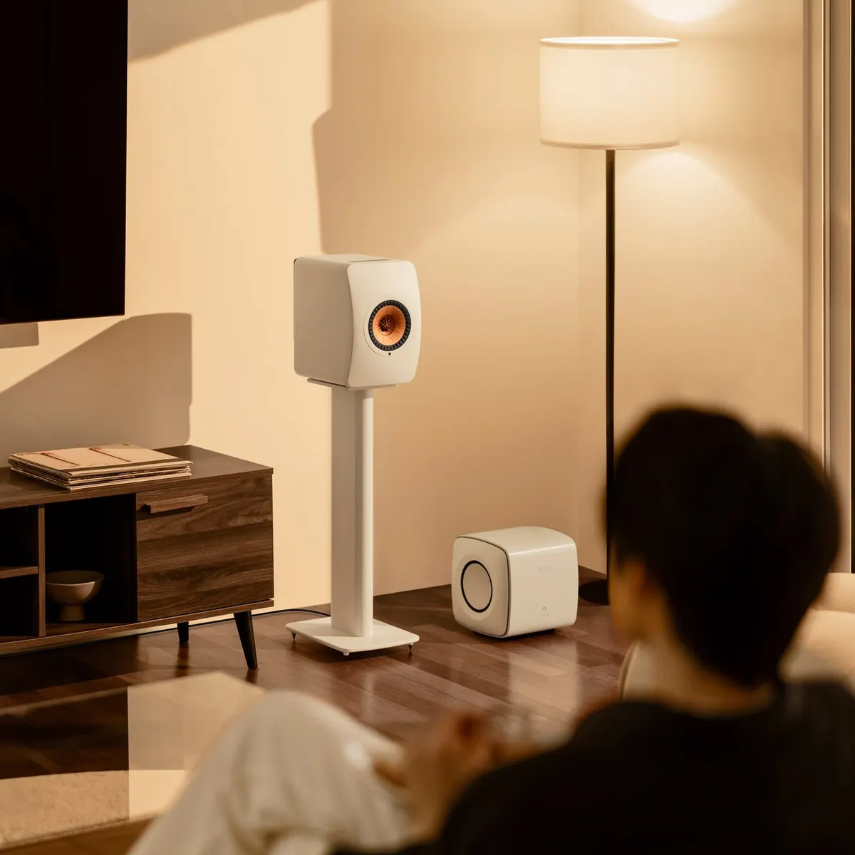 KEF KC62 礦石白 擺放於客廳書架喇叭旁
