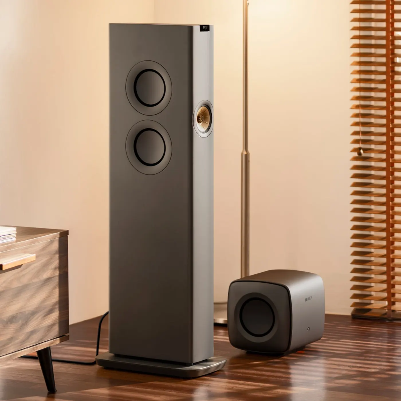 KEF KC62 鈦灰色 搭配落地喇叭擺放於客廳