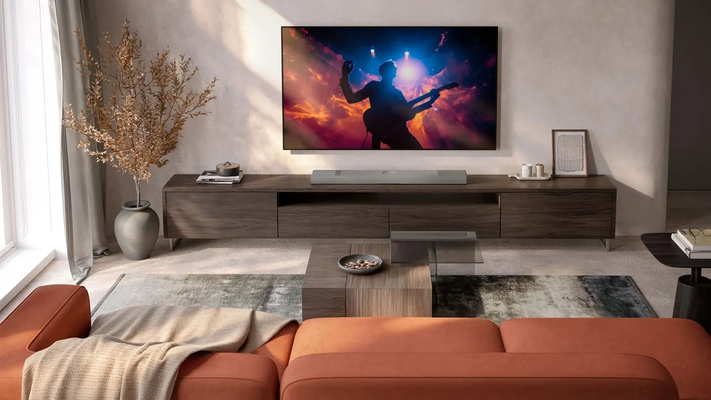 KEF XIO Soundbar 鋁製頂板與防潑水面料，置於客廳電視櫃