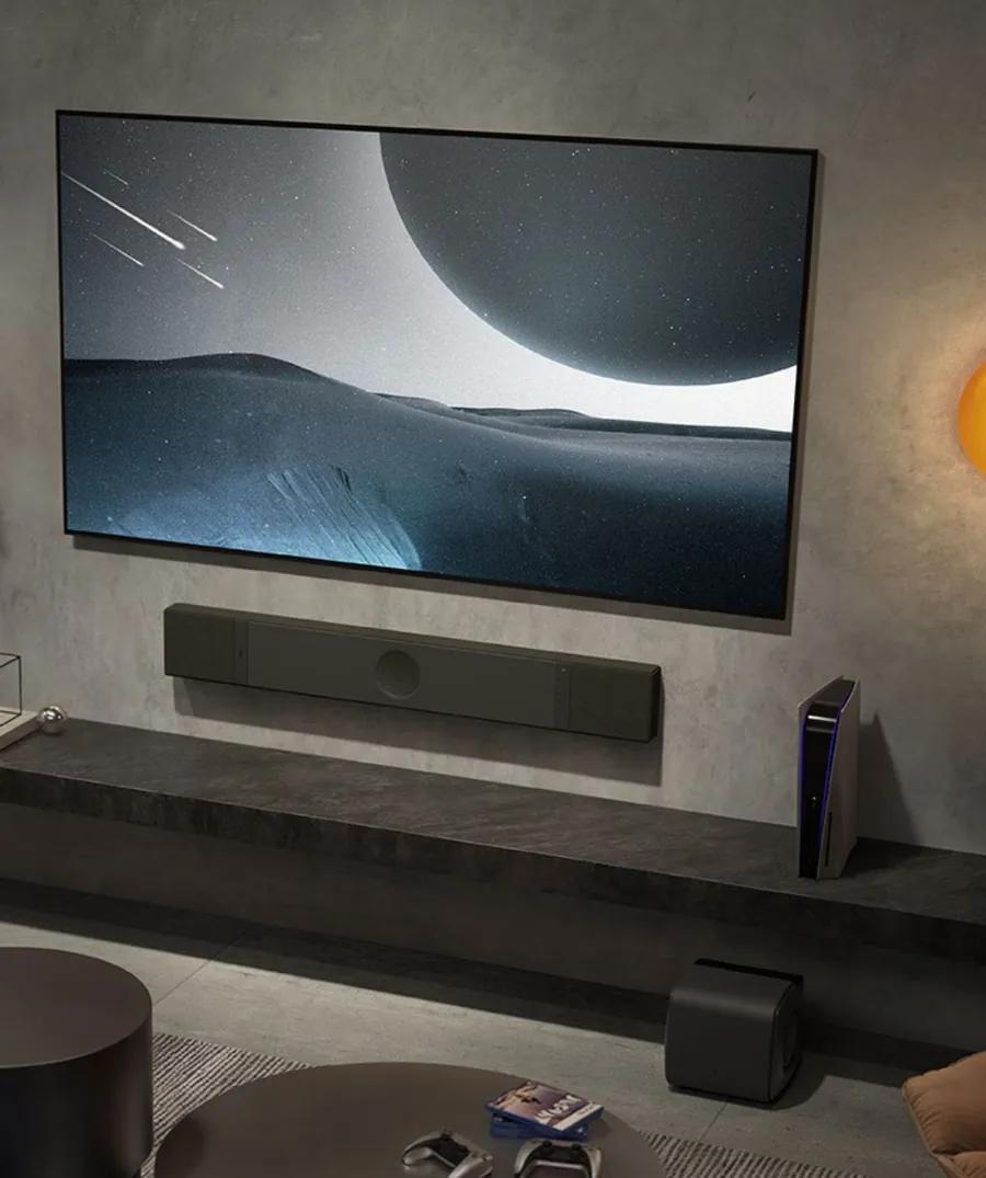 KEF XIO Soundbar 擺放於電視下方的電視櫃上