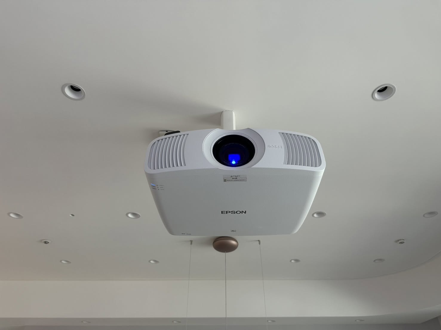 台中家庭劇院投影機安裝實景 Epson 4K 雷射投影機吊掛