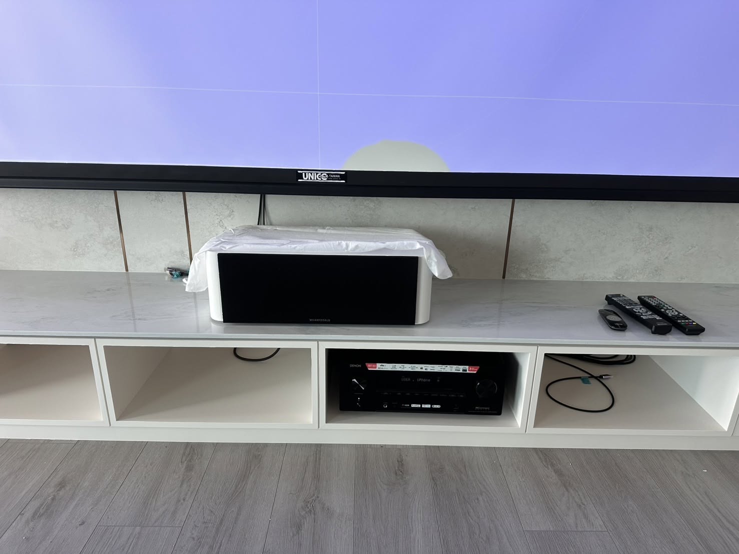 Wharfedale 中置喇叭配置於家庭劇院電視櫃