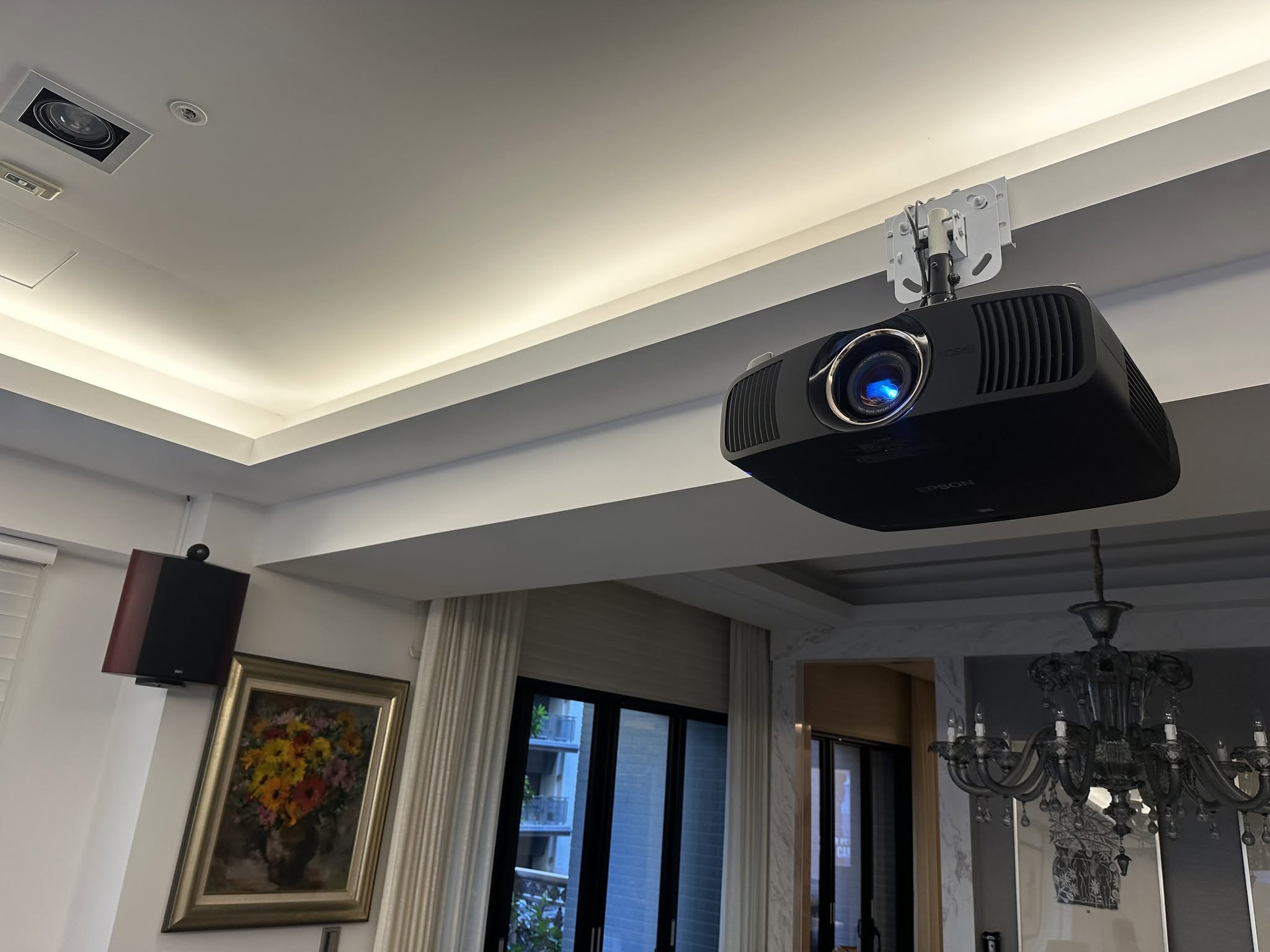 Epson EH-QB1000B 4K 雷射投影機吊掛安裝，鏡頭運作中特寫