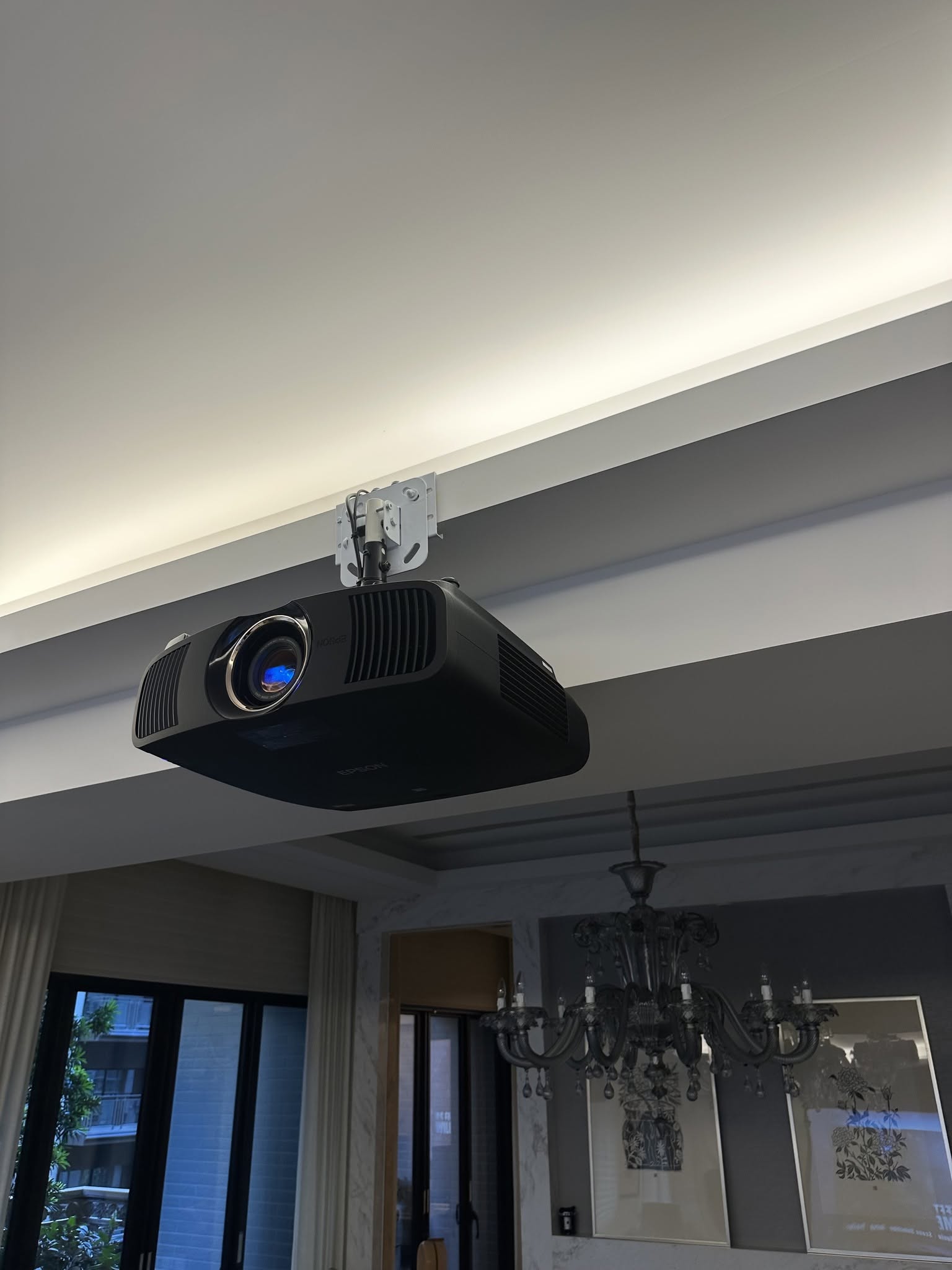 Epson 4K 雷射投影機吊掛安裝於台中住宅家庭劇院