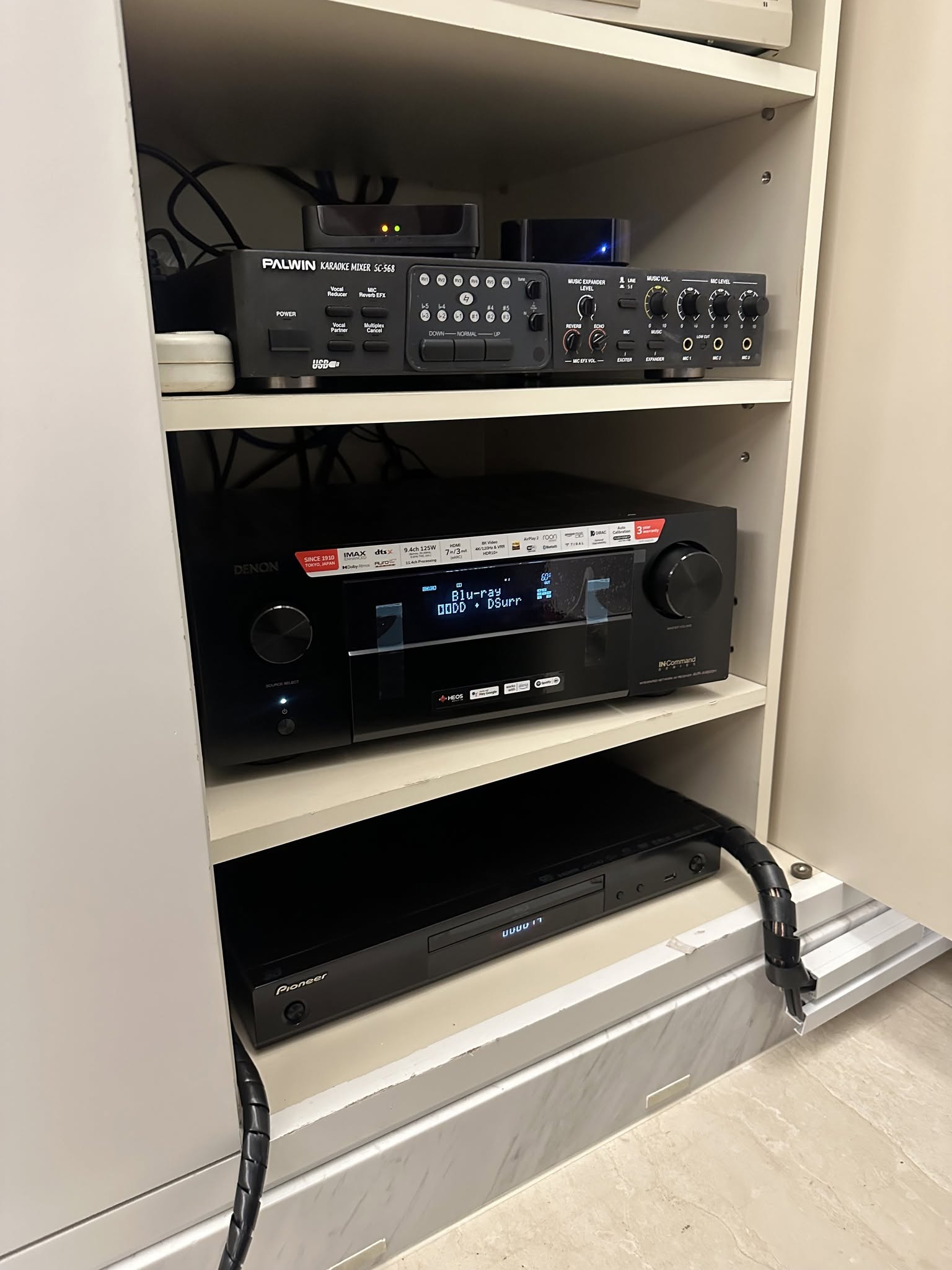 機櫃內 DENON AVR-X4800H 4K 劇院解碼擴大機與 Pioneer 藍光播放機