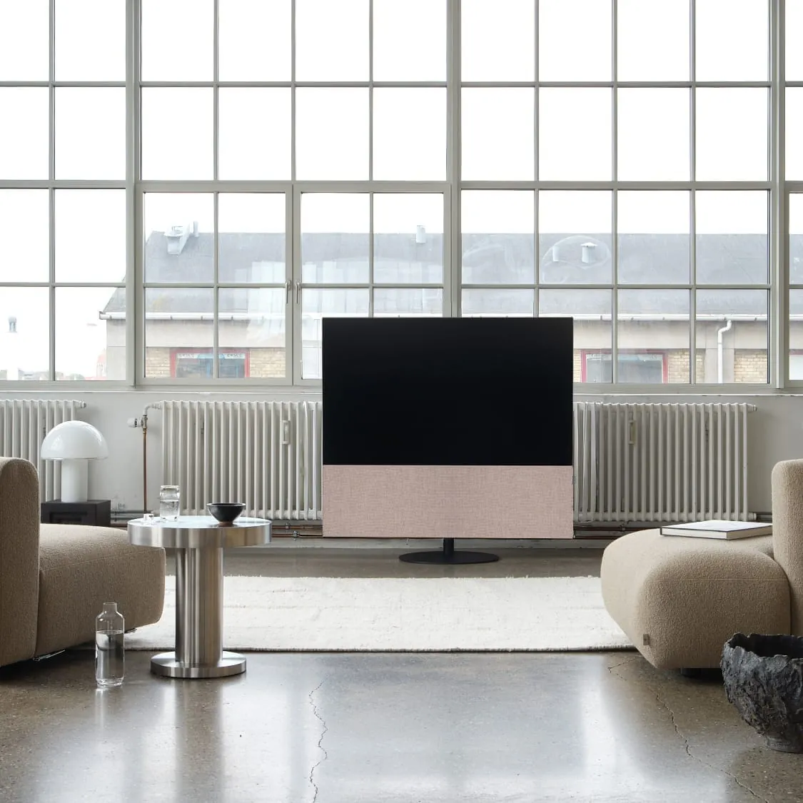 CANVAS HiFi 搭配旋轉落地架，讓開放式客餐廳成為第二個影音空間